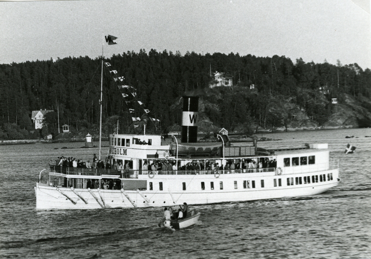 På resa med Waxholm genom Stockholms skärgård.
