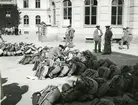 Förstärkt försvarsberedskap i september 1939, Karlskrona. Inryckta landsortsmän och uppradade packningar på läroverkets gård.