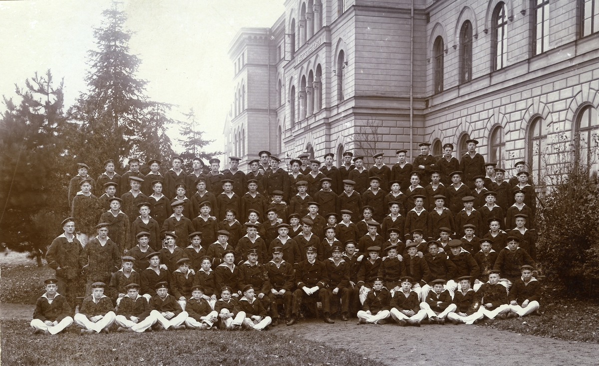 Skeppsgossekåren i Karlskrona 1900. Underlöjtn. H.J. Christerson, sittande i mitten.