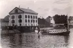 Kejsar Wilhelm II av Tyskland embarkerar sommaren 1892 Hohenzollern från Kungsbron, Karlskrona. Vid kejsarflaggan: Löjtnant Allan Meister.