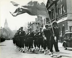 En avdelning från Kustflottan, som nu gästar London, på väg 