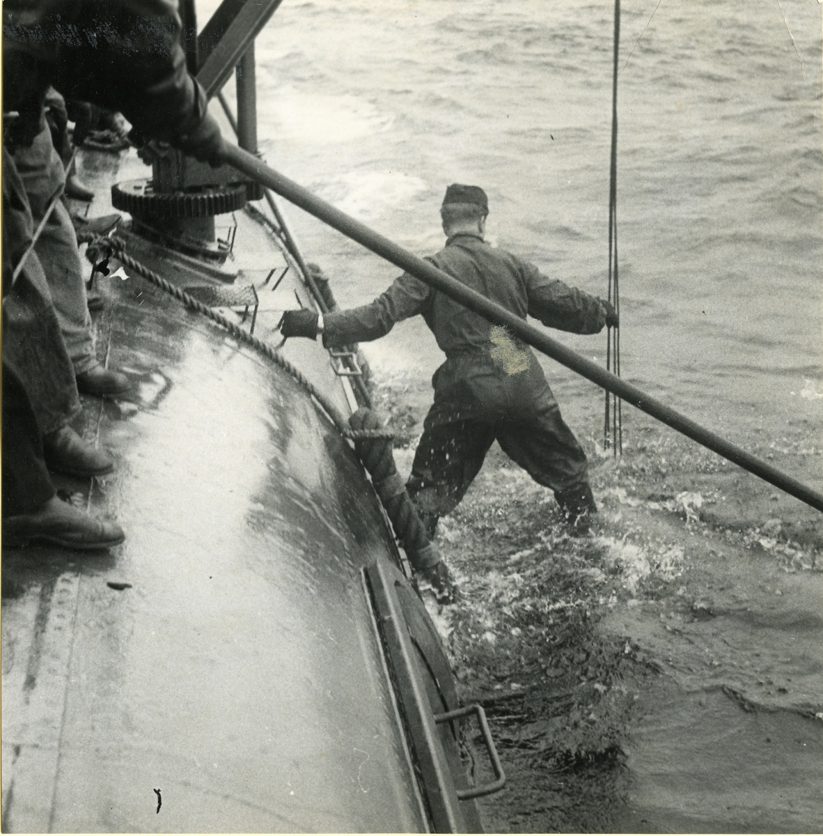 Ubåten bärgar in torped efter övningsskott mot jagaren Öland.