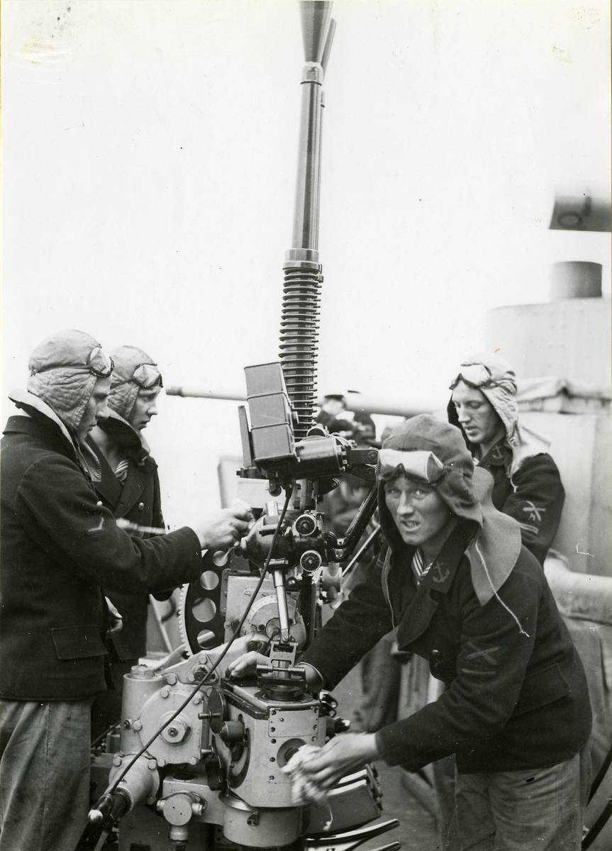 25 mm automatkanon rengöres.