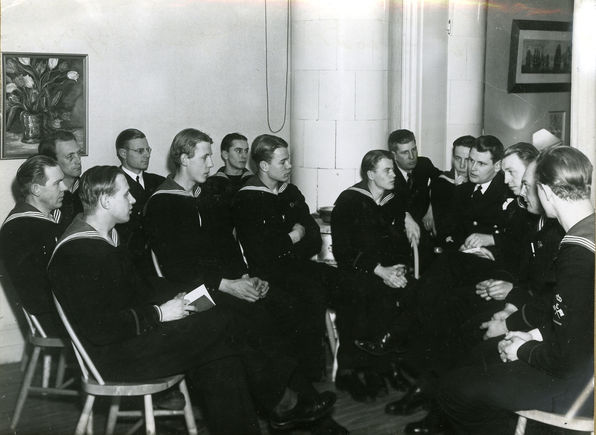 Studiecirkelverksamhet och religionsvård på Marinhemmet. Pastor Lindörn leder ett samtal.