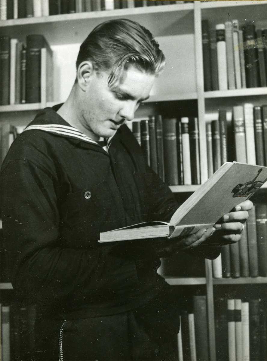 I biblioteket vid Flottans sjömansskola, Karlskrona.