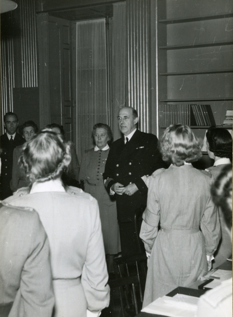 CM amiral Tamm talar vid en marinlottakonferens i van der Nootska palatset.