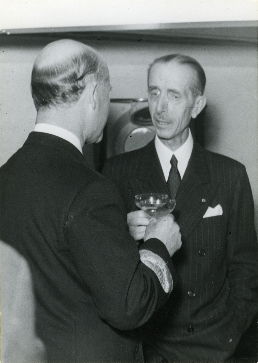 Chefen för marinen V.amiral Stig H:son Ericson och Comte de Dampierre, fransk ambassadör.