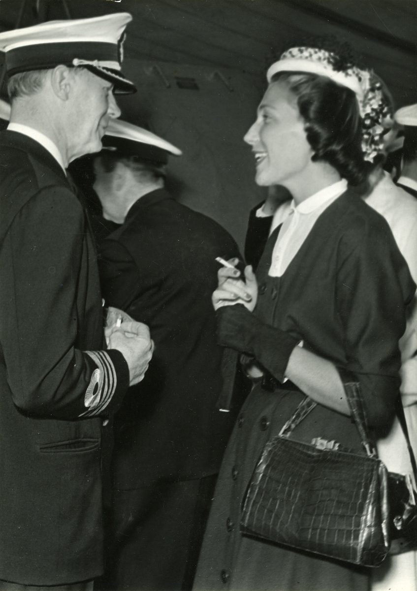 Kmd Nils Johan Wesström i samspråk med franske ambassadörens dotter: Mademoiselle de Dampierre.