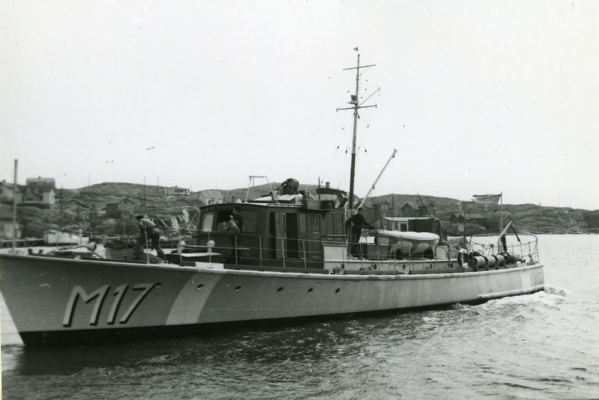 Vid spaningarna efter sjunka U-båten Ulven.