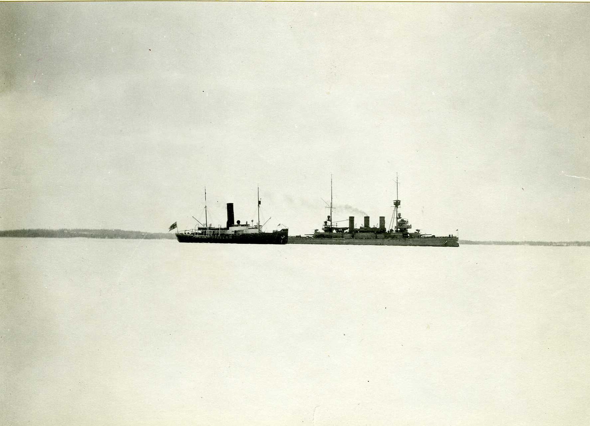 Pansarskeppet och "Isbrytaren" II under vintern i Stockholms skärgård.