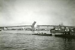 Götaälvsbron öppen för sjötrafiken. Foto från Lilla Bommens 