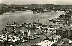 Skärgårdsbåtar vid Stenpiren (den övre piren) och Träpiren (