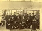 Långresan 29/9 1890 - 5/5 1891. Chef: KK1. Prins Oscar Bernadotte, Sek.: Kapt. O. Lindbom (fr. 14/11 1890 KK2). Gruppbild stående från vänster: U-löjtn. H.Ericson, Löjtn. A.Kleman, Kapt. C.C.Engström, Förvaltare I.Neuendorff,
U-löjtn. C.F.Riben, Dr.Med.lic. C.F.Lundbergh, Löjtn. H.J.B.Gulda, U-löjtn. L.E.Arnelius.
Sittande från vänster: U-löjtn. G.Bergman, KK2. O.Lindbom, KK1. Prins Oscar Bernadotte, Kapt. C.F.Asker,
Löjtn. C.H.Stenberg. På däck: U-löjtn:a A.H.Virgin och A.H.Gisiko.