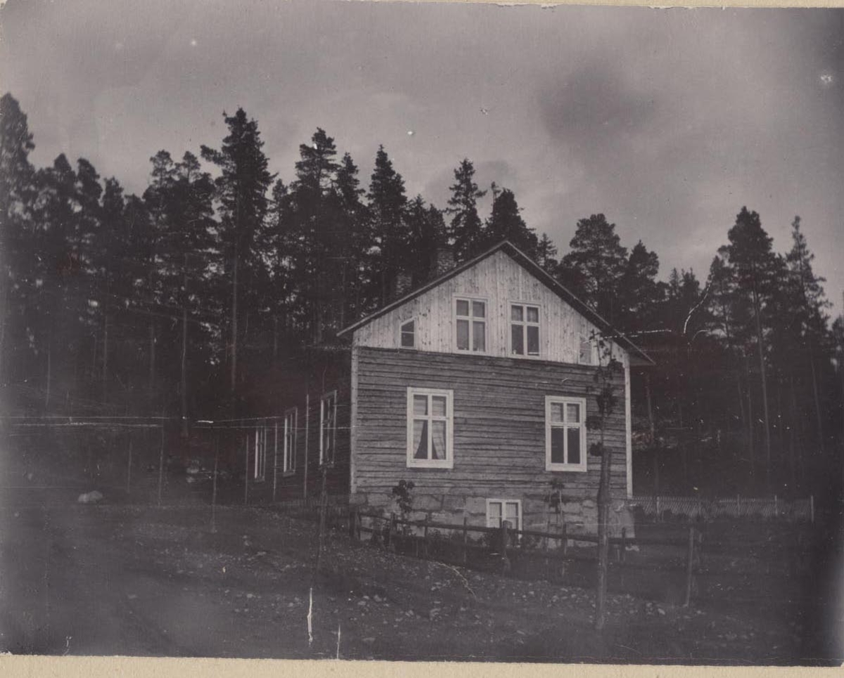 Stugan i Arvika.
93-94.