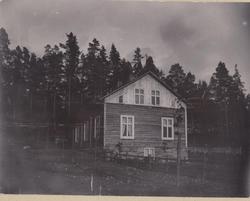 Stugan i Arvika.
93-94.