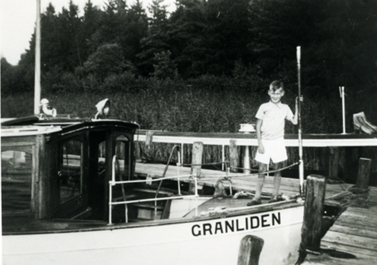 Foto från Sven Eriksson, Polisen. På fördäck står hans bror, som är f. 1931. Kortet torde vara taget 1938-[19]39. Båten gick mellan Ångbåtsbron i Strängnäs och rest. granliden, N[orr] om nuvarande silon.
H Högberg