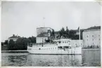 Fotodatum 1932-09-27. Fartyget skall angöra Vaxholm på ingående tur.