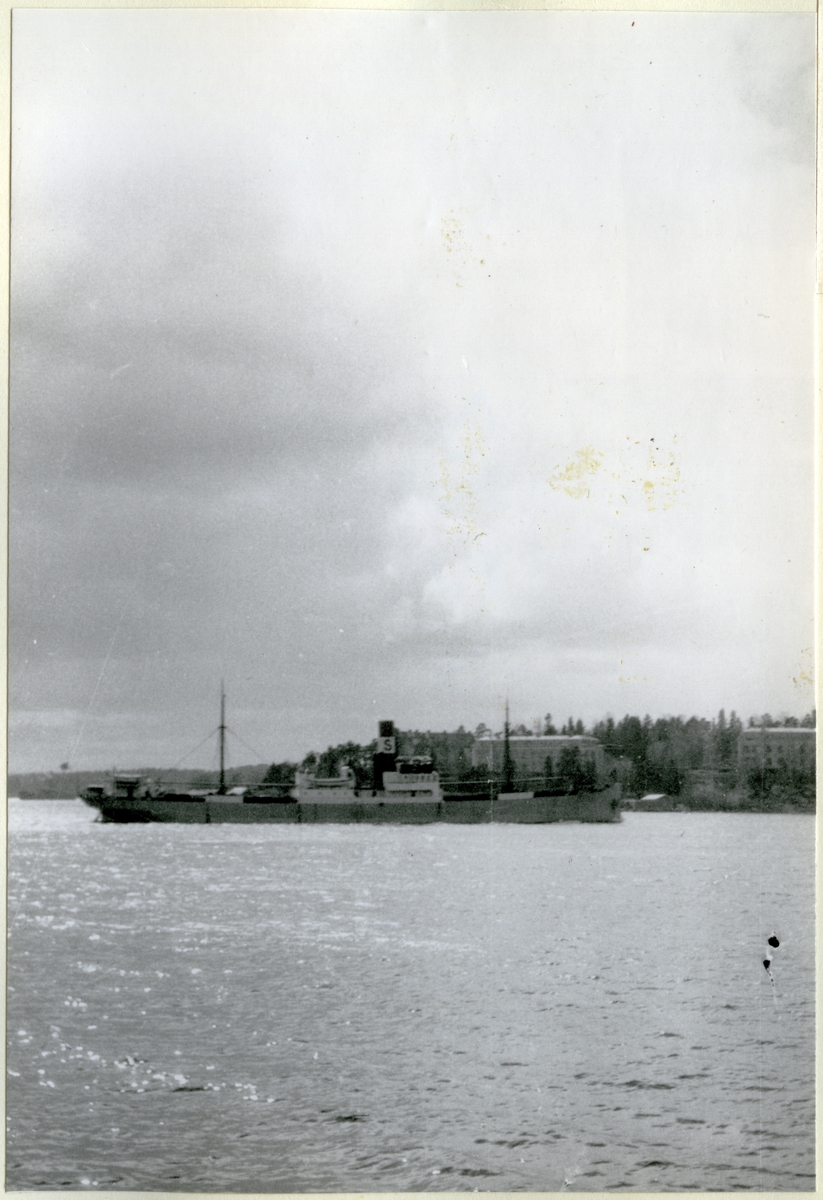 [från fotobeskrivningen:] "Lastångfartyget MODE den 10.5.1927 i Oxdjupet, Stenslätten-Oscar Fredriksborg."