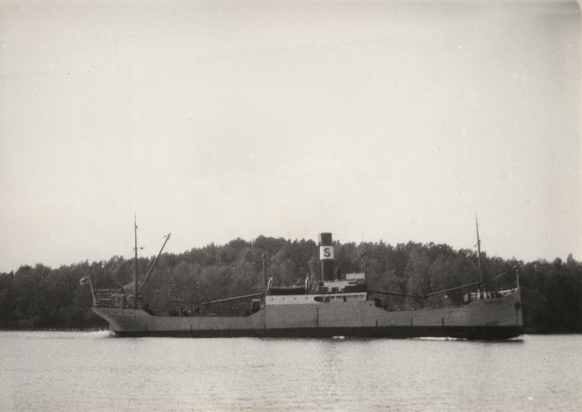 Ångfartyget SKARABORG. Foto C.G. Jackson den 4.6.1927. Fartyget passerar genom Tenösund (i bakgrunden Tenölandet).