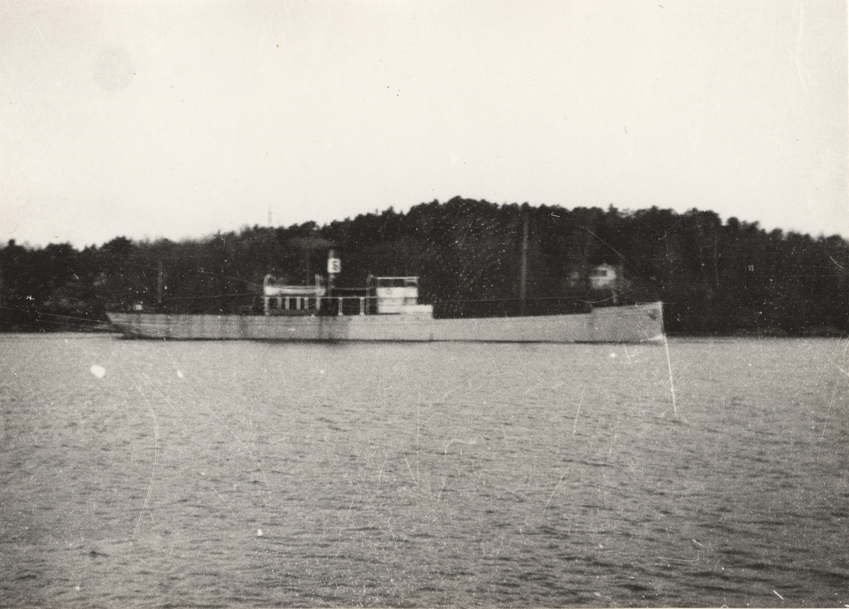 Lastångfartyget PRESTO. Foto taget den 21.4.1927 i Tenösund mellan Höganäs - Tenö.
