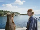 Martina Högberg, ekobonde på Finnhamn, med hunden Lukas, 2003.