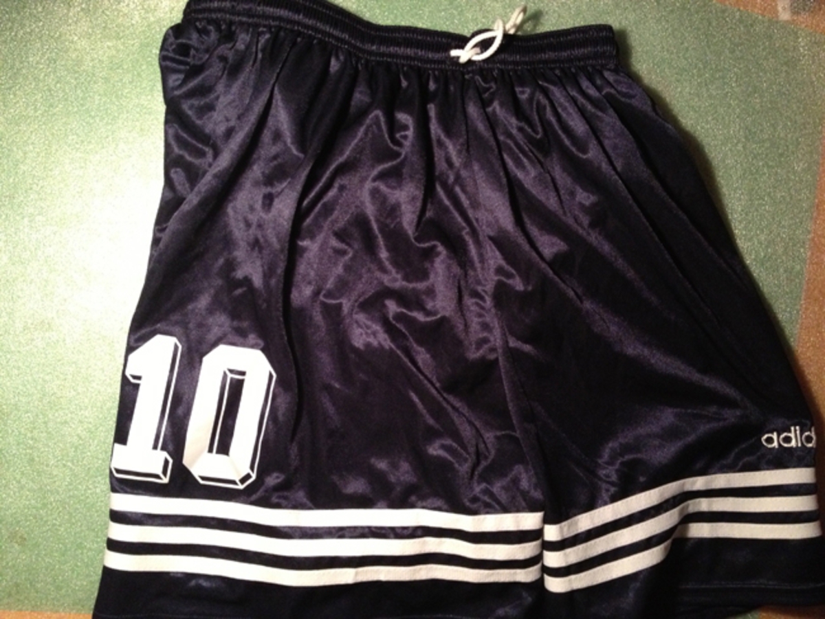 Svart fotballshortse med nr. 10. Adidas. Lag ukjent.