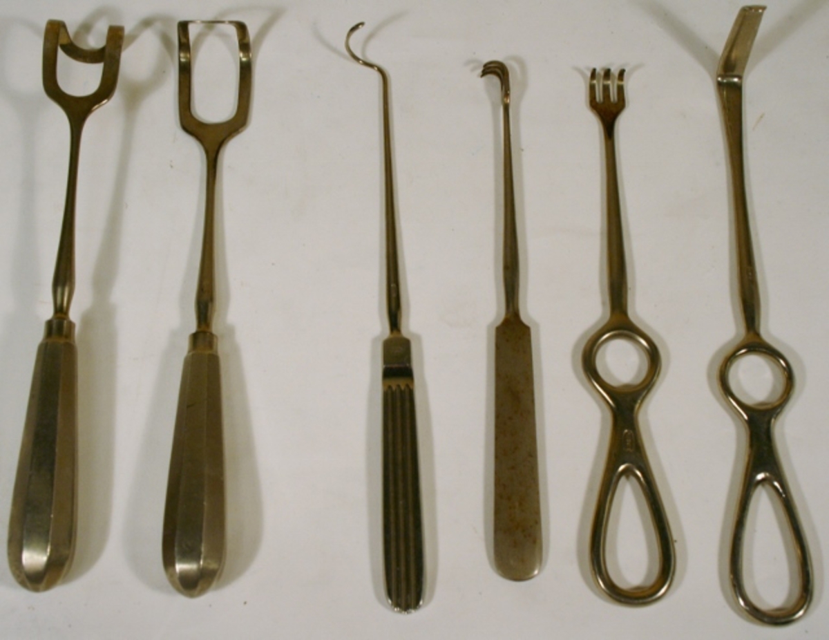 Forskjellige kirurgiske instrumenter. Alle Plesner, bortsett fra fjerde f.v. i bildet.
