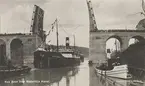 Lastångfartyget AUGUST LEFFLER av Göteborg passerar genom den nya klaffbron över Södertälje kanal den 1.11.1924. T. h. på fotot synes bogserbåten SÖDERTÄLJE KANAL (ej reg.).