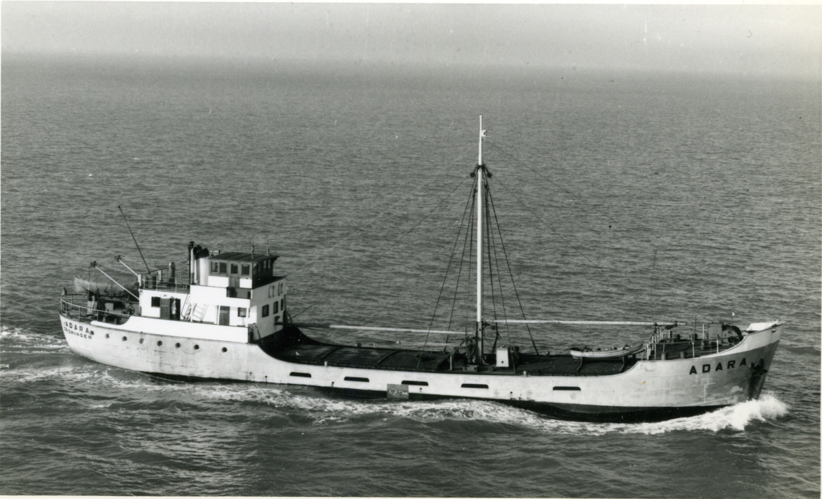 Byggd av N.V. Noord Nederlandsche Scheepswerven, Groningen.
Ägare:/1953-65/: A. van der Veen. Hemort: Groningen.