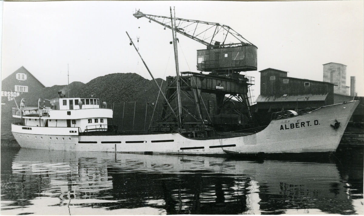 Ägare:/1949-55/: Gebrs. DekkerÂ´s Vrachtvaart Mij. N.V. Hemort: Rotterdam.