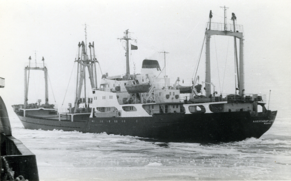 Ägare:/   -91/: S.S.S.R.-Azov Shipping Co. Hemort: Zhdanov/Marijupil.