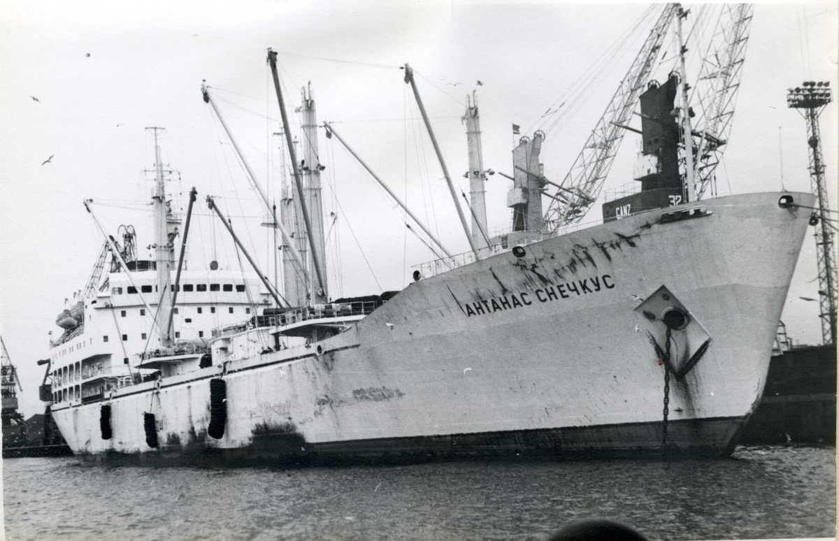 Ägare:/1975-92/: S.S.S.R.-Zapryba. Hemort: Klaipeda.
