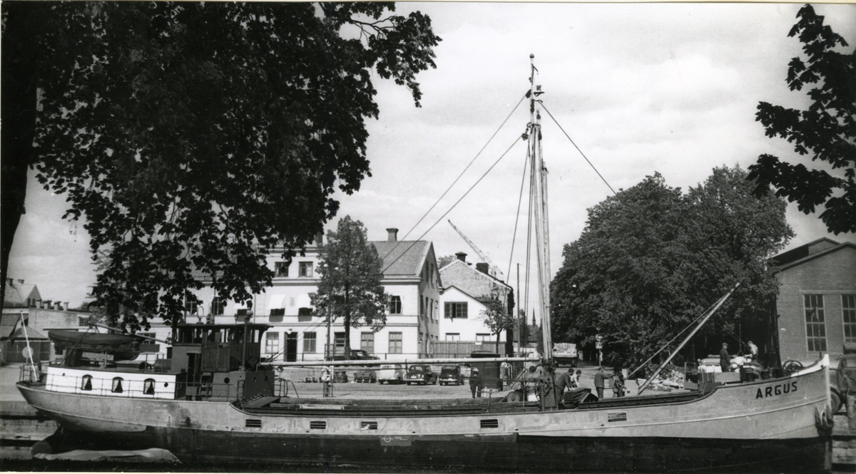 Ägare:/1955-60/: J.A. Deen & H. Dijkema. Hemort: Groningen.