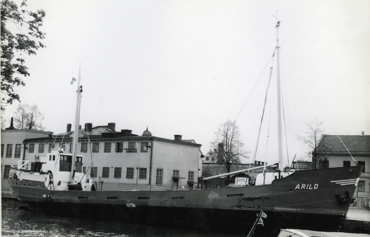 Ägare:/1968-68/: S.B. Lindborg. Hemort: Bjärum.
Ombyggd 1955 från motortremastskonert till motorfartyg och förlängd.