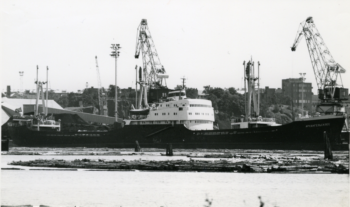 Ägare:/196 -86/: S.S.S.R. - Baltic Shipping Co. Hemort: Leningrad.