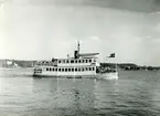 Fotodatum: 17/5 1953.-
Vid Vaxholm på ingående mot Stockholm.