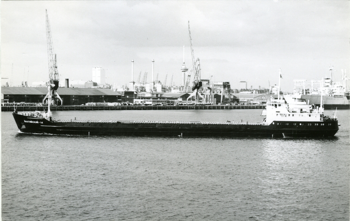 Ägare:/1963-90/: S.S.S.R. - North Western River Shipping Co. Hemort: Leningrad.