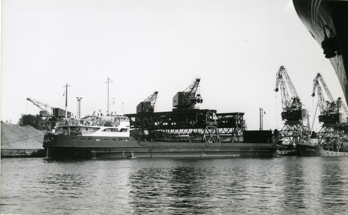 Ägare:/1966-85/: S.S.S.R. - White Sea & Onega Shipping Co. Hemort: Leningrad.