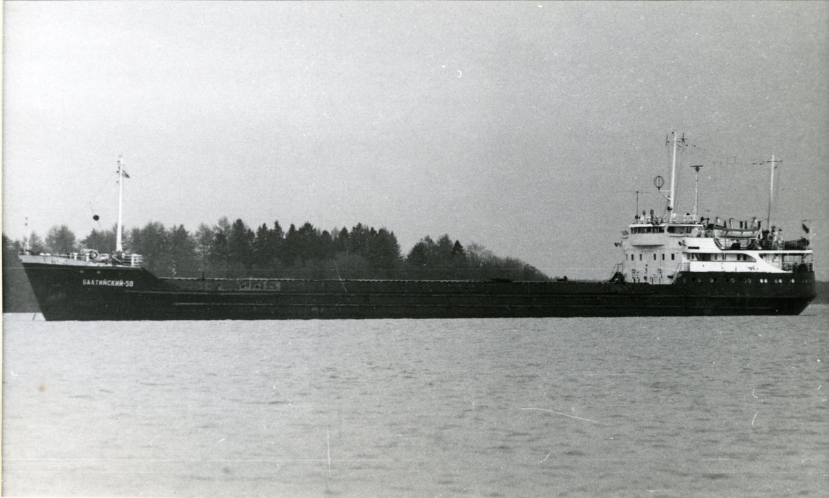 Ägare:/1966-91/: S.S.S.R. - North-Western River Shipping Co. Hemort: Leningrad.