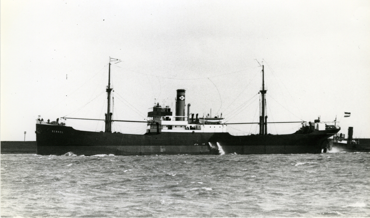 Ägare:/1930-50/: N.V. Houtvaart. Hemort: Rotterdam.
