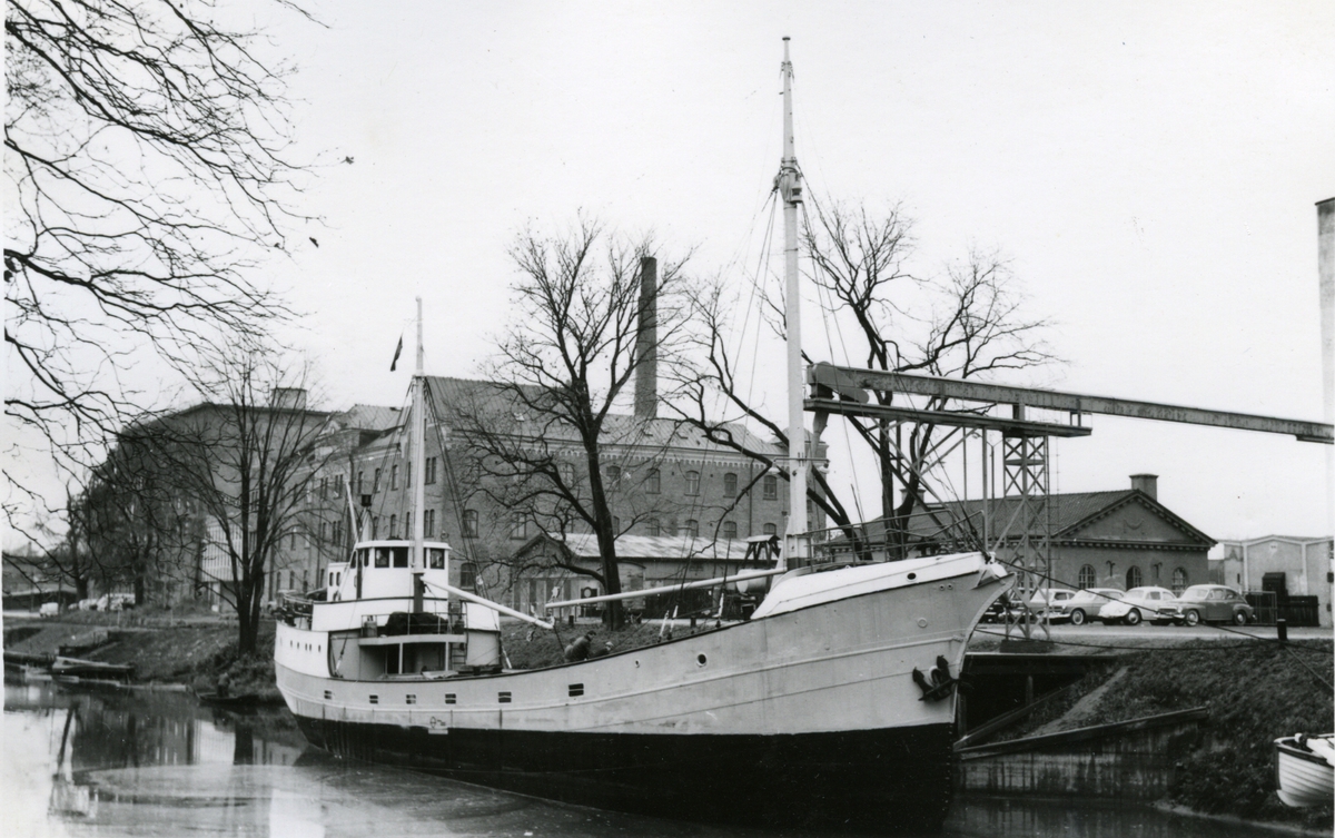 Ägare:/1961-64/: ett partrederi, Huvudredare: Torsten G. Olsson. Hemort: Hovenäset.
