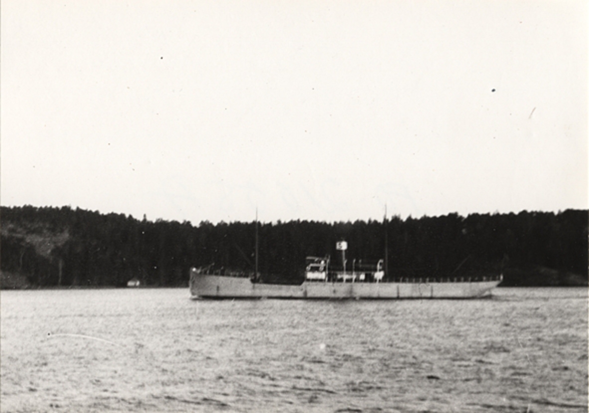 Lastångfartyget ARTEMIS av Stockholm den 7.5 1927 mellan Lilla Höggarn och Värmdö.