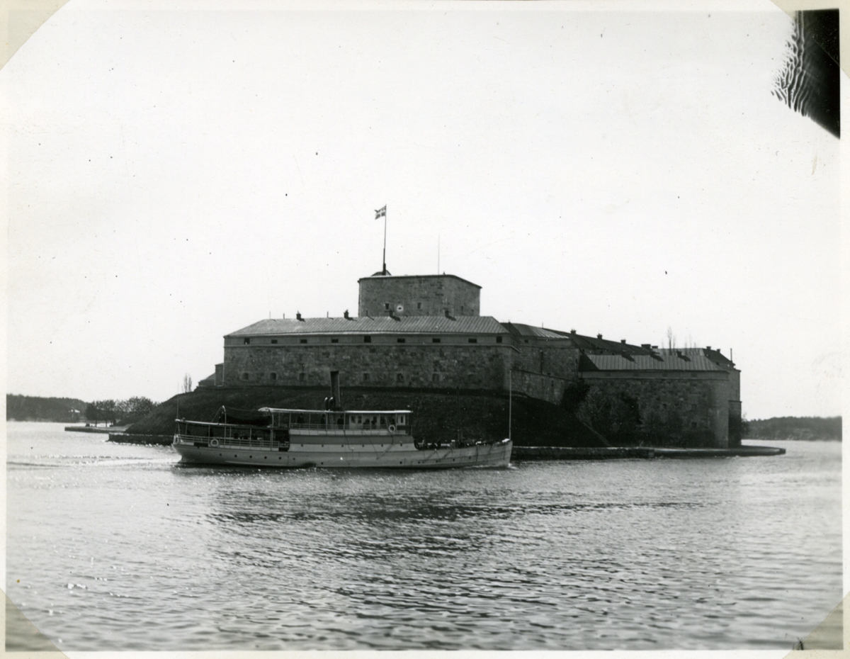 Fotografiet är taget den 5 juni 1900 kl 8.15 då fartyget är på ingående i sundet mellan Vaxholm och Vaxholms kastell från Norra Vaxholmsfjärden.