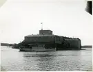 Fotografiet är taget den 5 juni 1900 kl 8.15 då fartyget är på ingående i sundet mellan Vaxholm och Vaxholms kastell från Norra Vaxholmsfjärden.