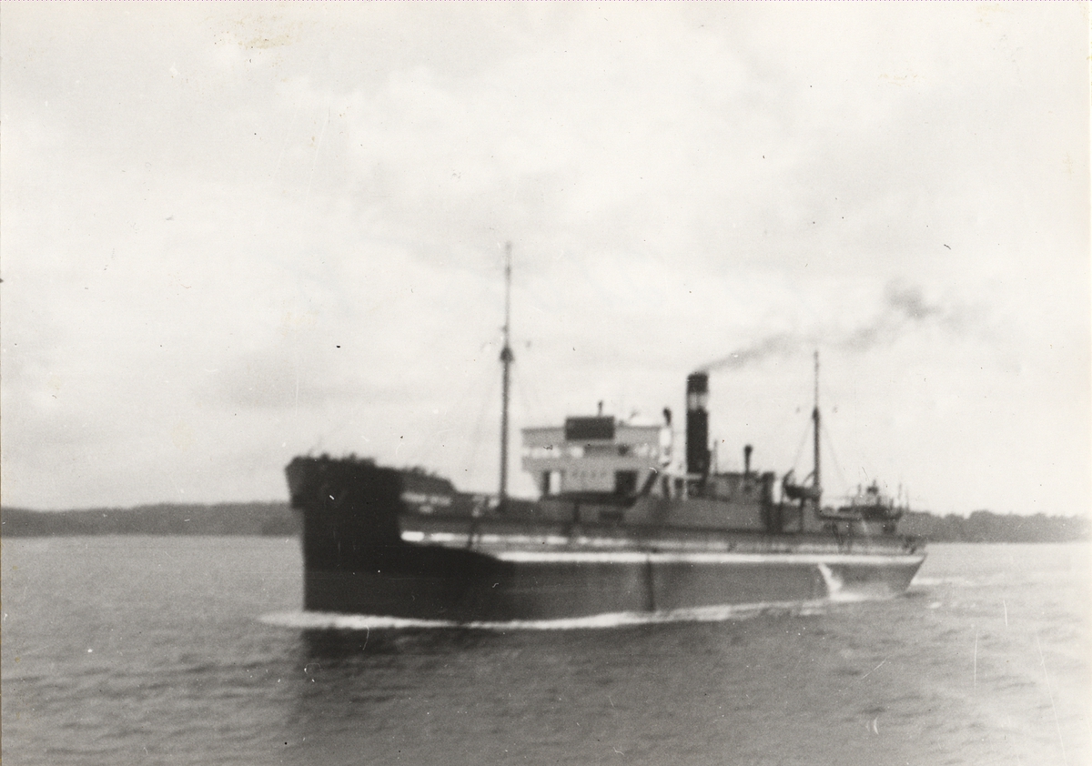 Ångfartyget HERMANN FRITZEN. Fartyget på utgående i Furusundsleden i närheten av Kyrkogårdsö. Foto: D. Almén, 14.6.1952.