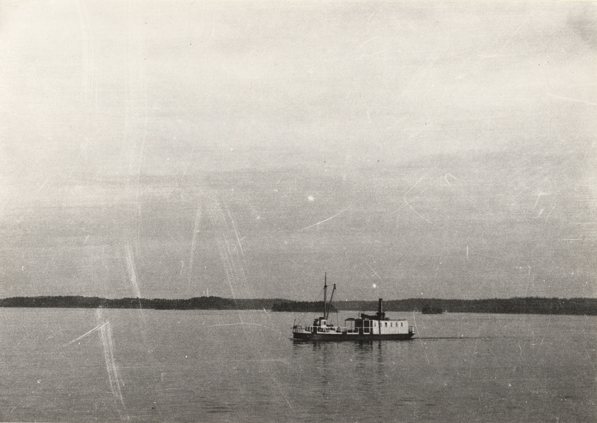 Ångfartyget IDOG passerar Karlsudd ångbåtsbrygga på utgående från Stockholm den 5.9.1934.