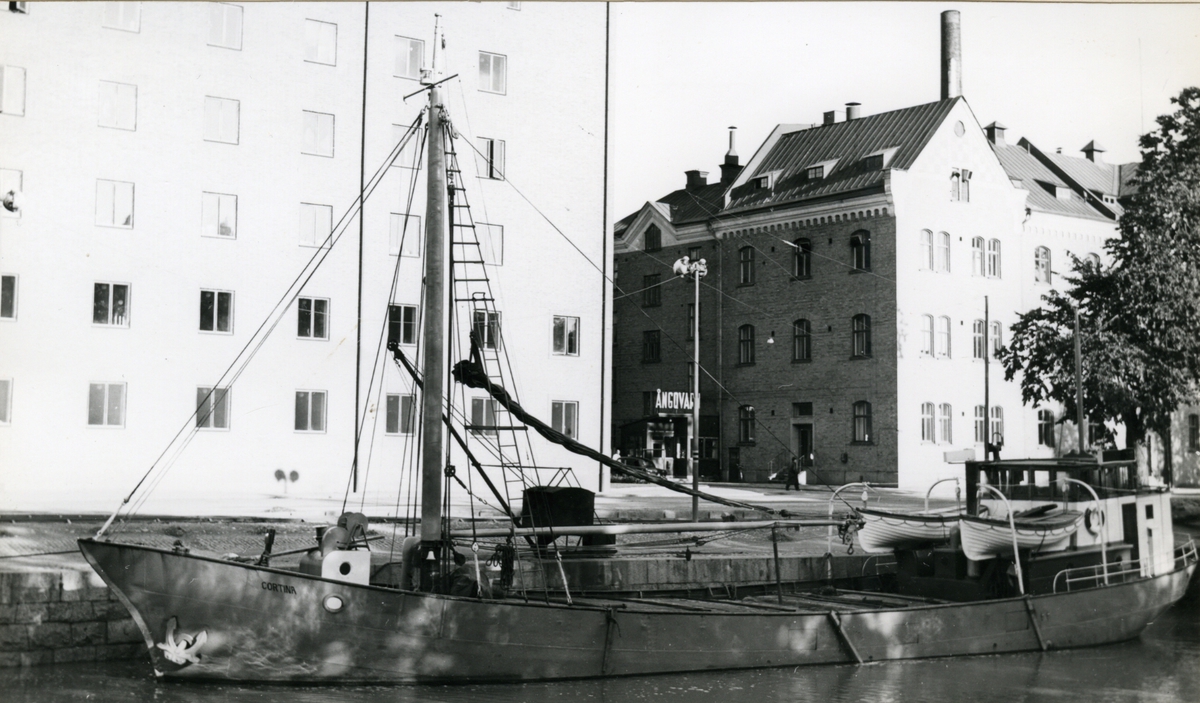 Ägare:/1956-60/: ett partrederi, Huvudredare: Kenneth Eliasson. Hemort: Stockevik.