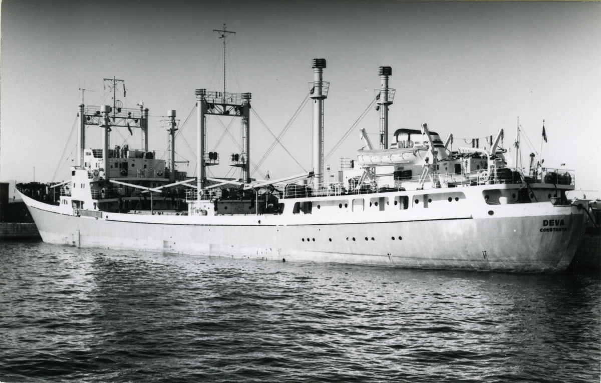 Ägare:/196 -83/: NAVROM, Navigation Roumaine Maritime & Fluviale. Hemort: Constanta.