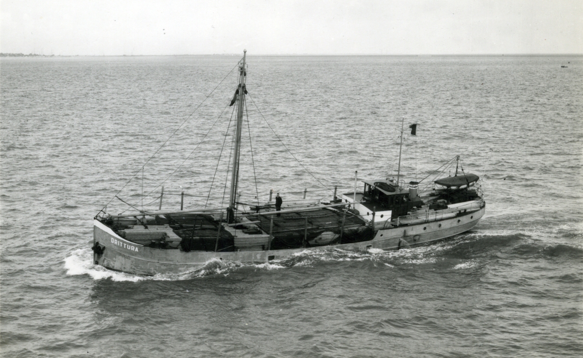 Ägare:/1929-57/: D.R. Kajuiter. Hemort: Groningen.
Ägare:/1957-69/: K. van der Veen. Hemort: Groningen.