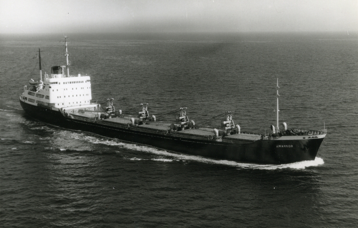 Ägare:/1969-84/: S.S.S.R. - Azov Shipping Co. Hemort: Zhdanov.